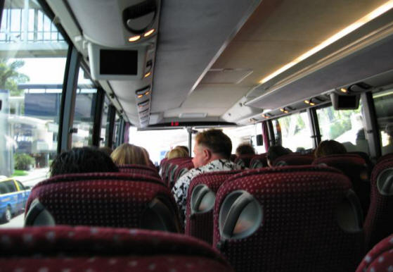 シャトルバスの中