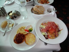 ランチ(バーガーとサラダ)